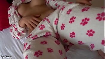 Me cojo a mi amiga despues de verla tocandose en pijama